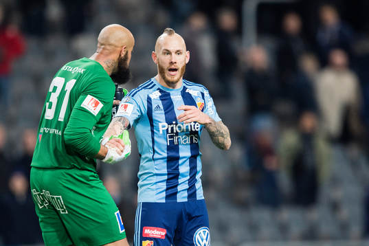Djurgårdens Magnus Eriksson är framme och pratar med