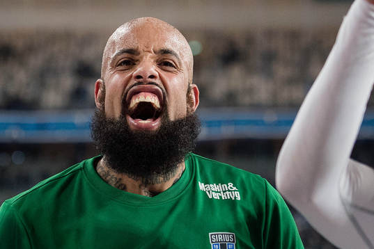 Sirius målvakt Joshua Wicks  jublar