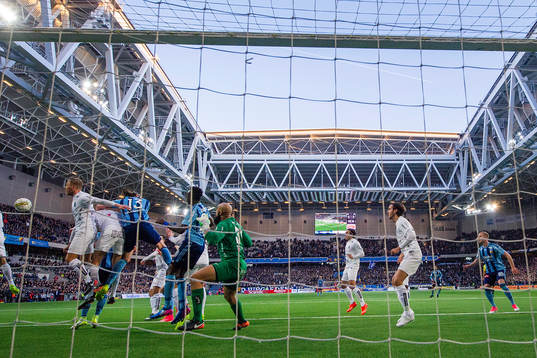 Djurgårdens Jonas Olsson i en nickduell framför Sirius