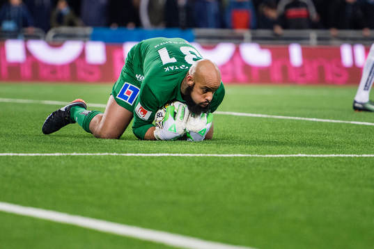 Sirius målvakt Joshua Wicks  med en räddning
