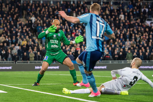 Djurgårdens Gustav Engvall utmanar Sirius målvakt Joshua