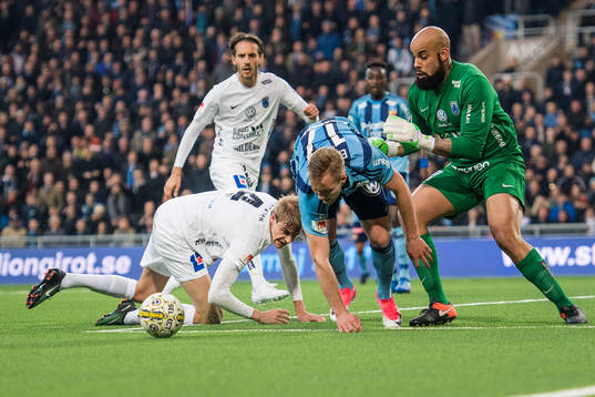 Djurgårdens Gustav Engvall i en duell med Sirius Oscar