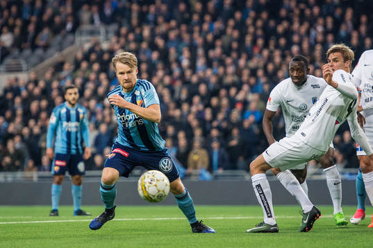 Djurgårdens Jacob Une Larsson tar sig förbi Sirius Oscar