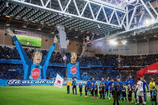 Djurgårdens spelare framför ett tifo föreställande Kim
