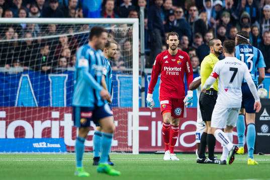 Djurgårdens målvakt Andreas Isaksson protesterar mot