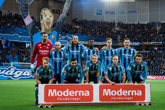 Djurgårdens spelare ställer upp för en lagbild