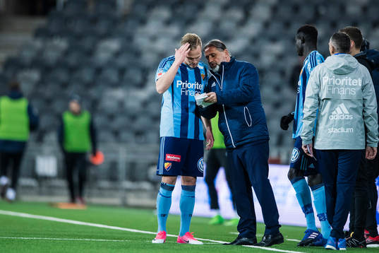 Djurgårdens tränare Özcan Melkemichel instruerar
