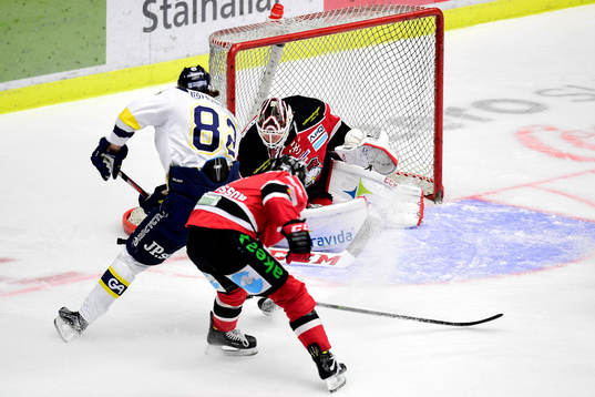 s Kevin Stenlund oroar framför Malmö Redhawks målvakt