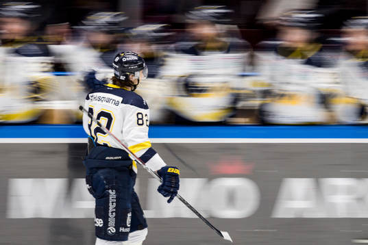s Kevin Stenlund jublar med båset