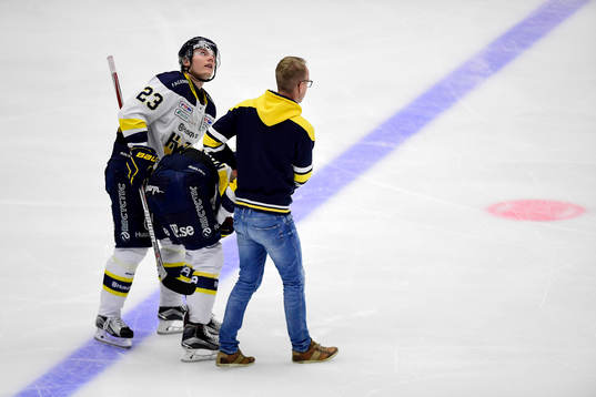 s Anton Bengtsson får hjälp av isen