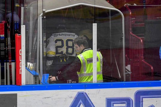 s Anton Bengtsson lämnar arenan