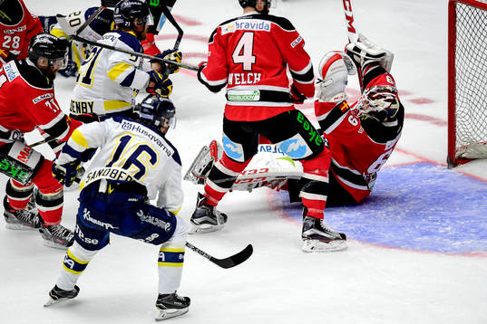 Malmö Redhawks målvakt Oscar Alsenfelt fälls i samband