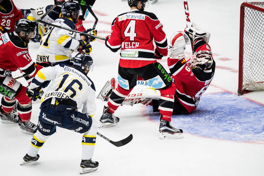 Malmö Redhawks målvakt Oscar Alsenfelt fälls i samband
