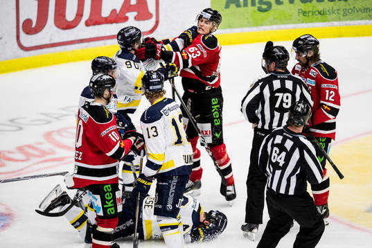 s Ted Brithén och Malmö Redhawks Fredrik Händemark slåss