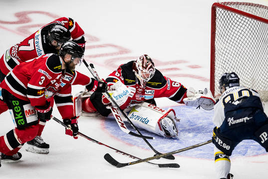 s Ted Brithén med farlig målchans mot Malmö Redhawks
