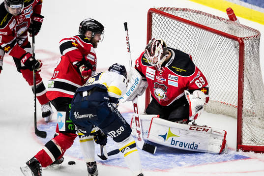 s Oscar Sundh oroar framför Malmö Redhawks målvakt Oscar