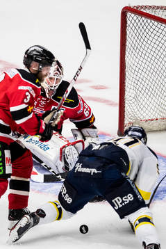 s Ted Brithén med farlig målchans mot Malmö Redhawks