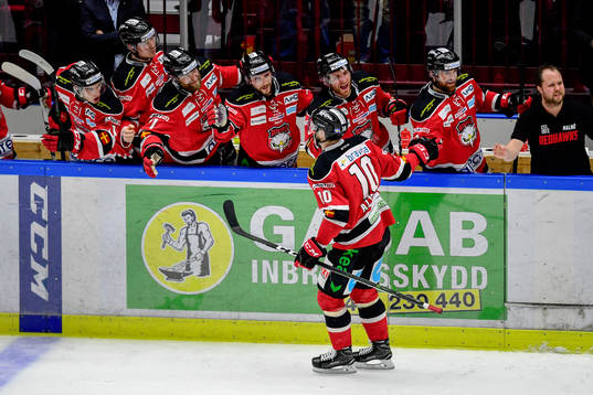 Malmö Redhawks Robin Alvarez jublar med båset