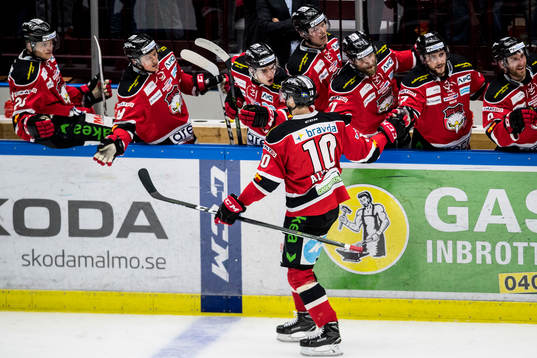 Malmö Redhawks Robin Alvarez jublar med båset