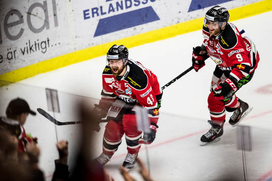 Malmö Redhawks Nichlas Hardt jublar med Frederik Storm