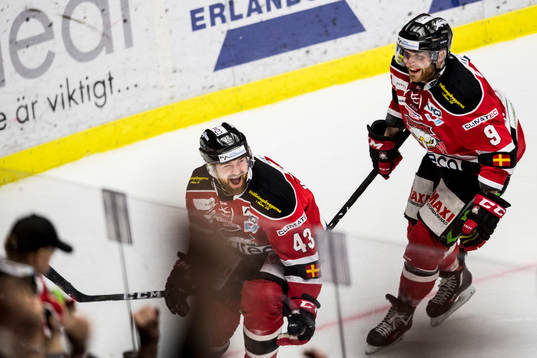 Malmö Redhawks Nichlas Hardt jublar med Frederik Storm
