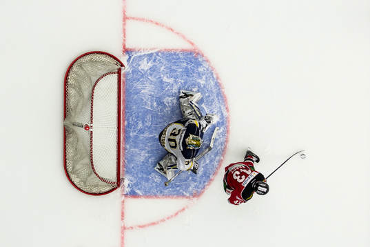 Malmö Redhawks Nichlas Hardt styr in det matchavgörande