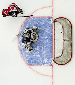 Malmö Redhawks Nichlas Hardt styr in det matchavgörande