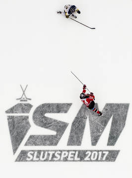 Malmö Redhawks Carl-Johan Lerby skjuter in 1-1 målet