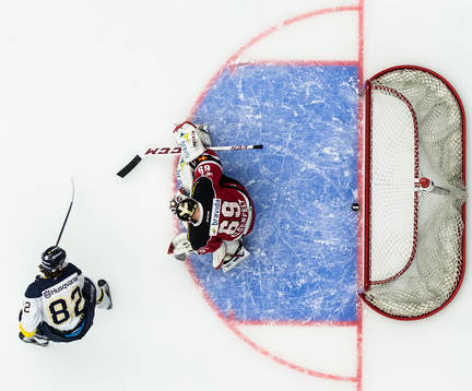 s Kevin Stenlund gör 0-1 bakom Malmö Redhawks målvakt