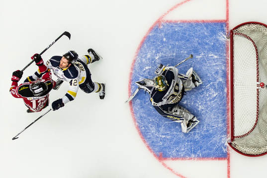 s Dylan Reese framför målvakt Linus Söderström