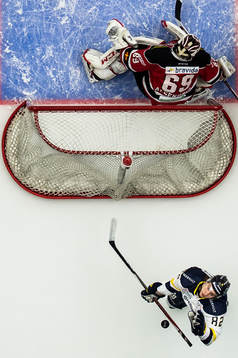 s Kevin Stenlund bakom Malmö Redhawks målvakt Oscar
