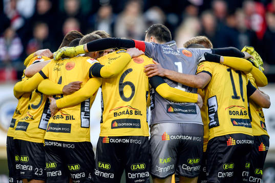Elfsborgs spelarna med sorgeband