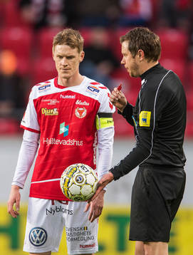 Kalmars Rasmus Elm och domaren Marcus Strömbergsson