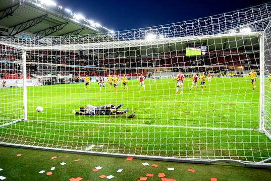 Kalmars Romário Pereira Sipião gör 1-0 på straff bakom