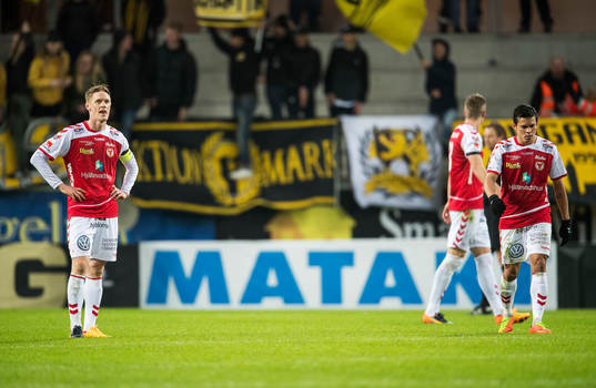 Kalmars Rasmus Elm och Romário Pereira Sipião deppar