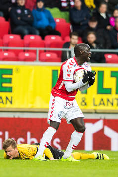 Elfsborgs Joakim Nilsson och Kalmars Papa Alioune Diouf