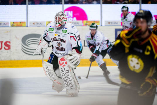 Frölundas målvakt Johan Gustafsson lämnar isen vid