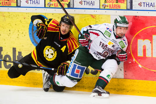 Brynäs Elias Fälth och Frölundas Johannes Johannessen