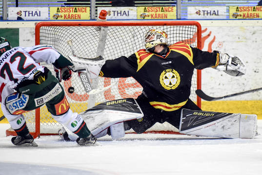 Frölundas Patrik Carlsson gör 0-2 bakom Brynäs målvakt