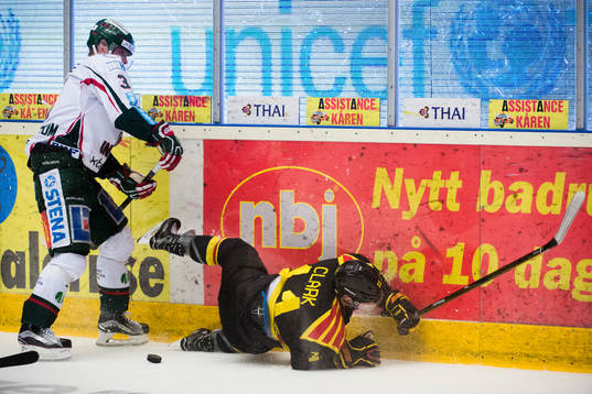 Frölundas Carl Grundström tacklar Brynäs Kevin Clark