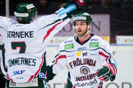 Frölundas Henrik Tömmernes och Casey Wellman jublar