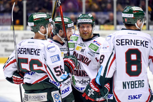 Frölundas Casey Wellman jublar med lagkamrater