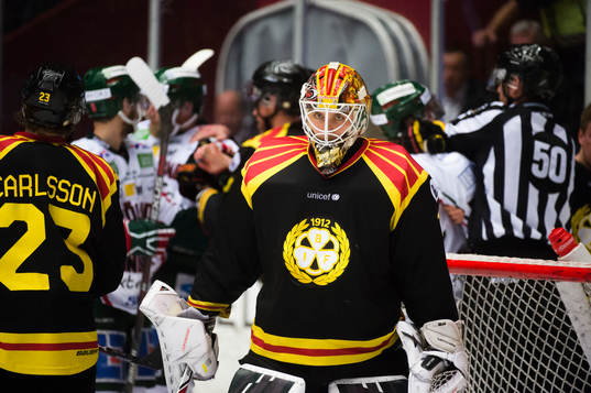 Brynäs målvakt Felix Sandström deppar