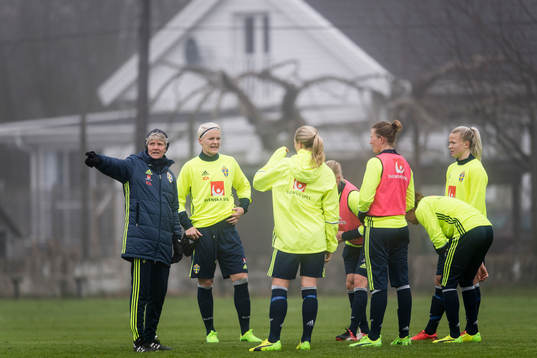 Förbundskapten Pia Sundhage och Nilla Fischer