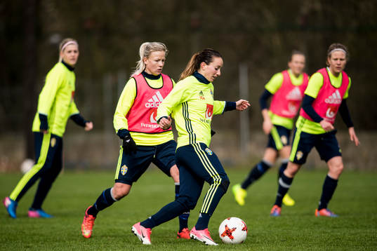 Sveriges Kosovare Asllani och Hanna Glas