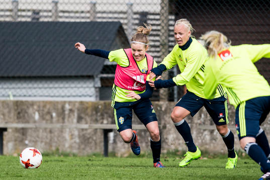 Katrin Schmidt och Caroline Seger