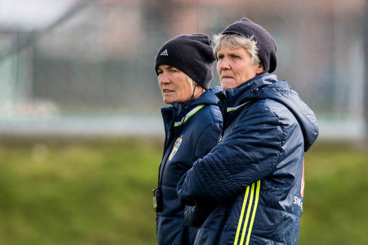 Förbundskapten Pia Sundhage och assisterande