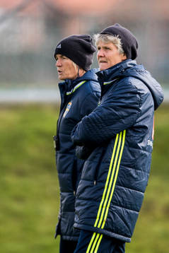 Förbundskapten Pia Sundhage och assisterande