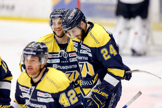 s Erik Christensen jublar med lagkamrater