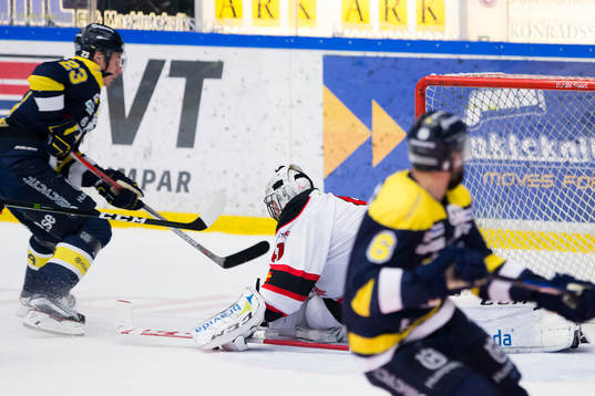 s Lias Andersson gör 1-0 bakom Malmö Redhawks målvakt